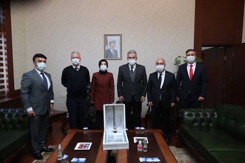 Lise Öğrencisinin Öğretmeniyle Geliştirdiği Dezenfektan Dolabı Tanıtıldı